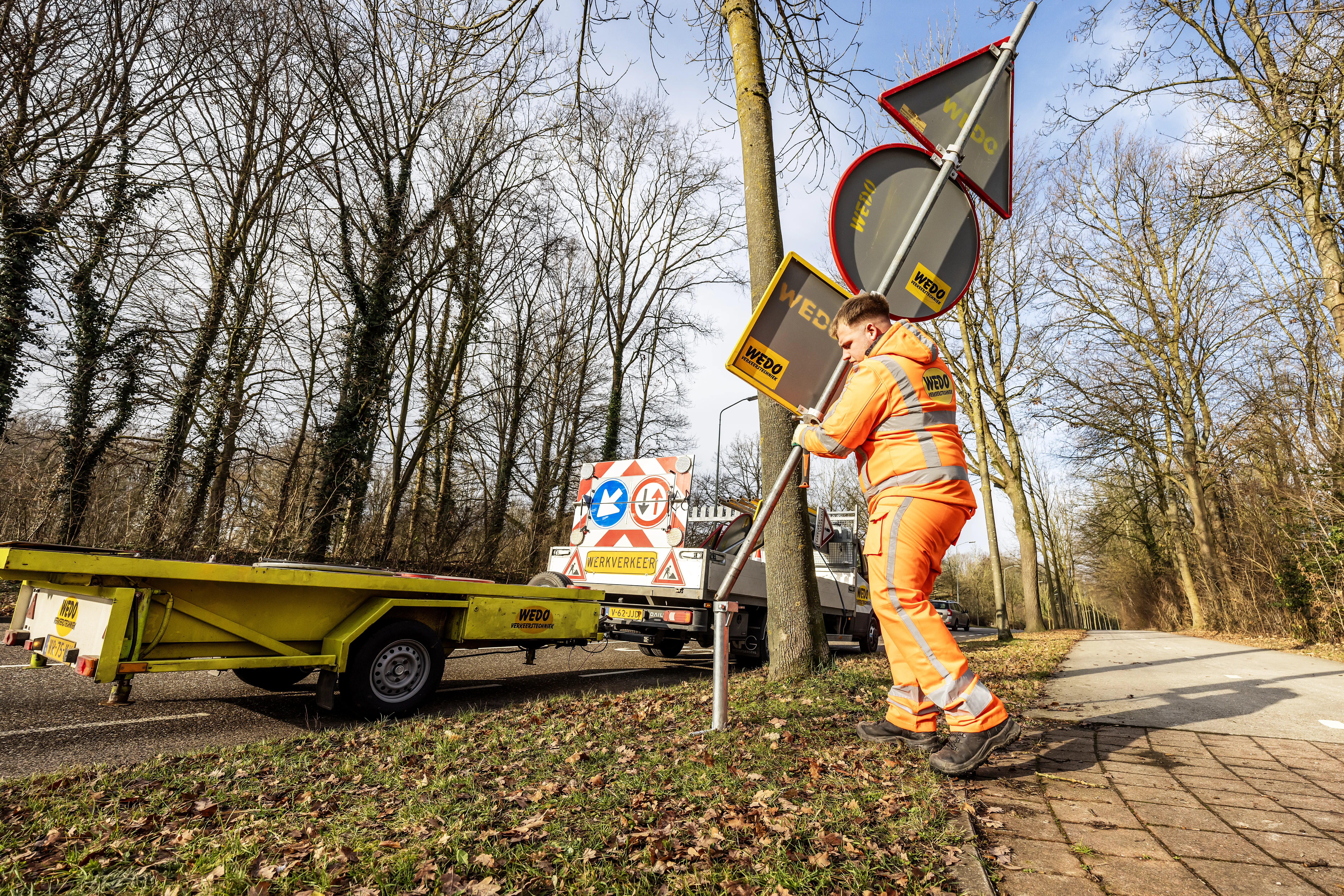 WEDO Verkeerstechniek team plaatst tijdelijke verkeersmaatregelen op locatie