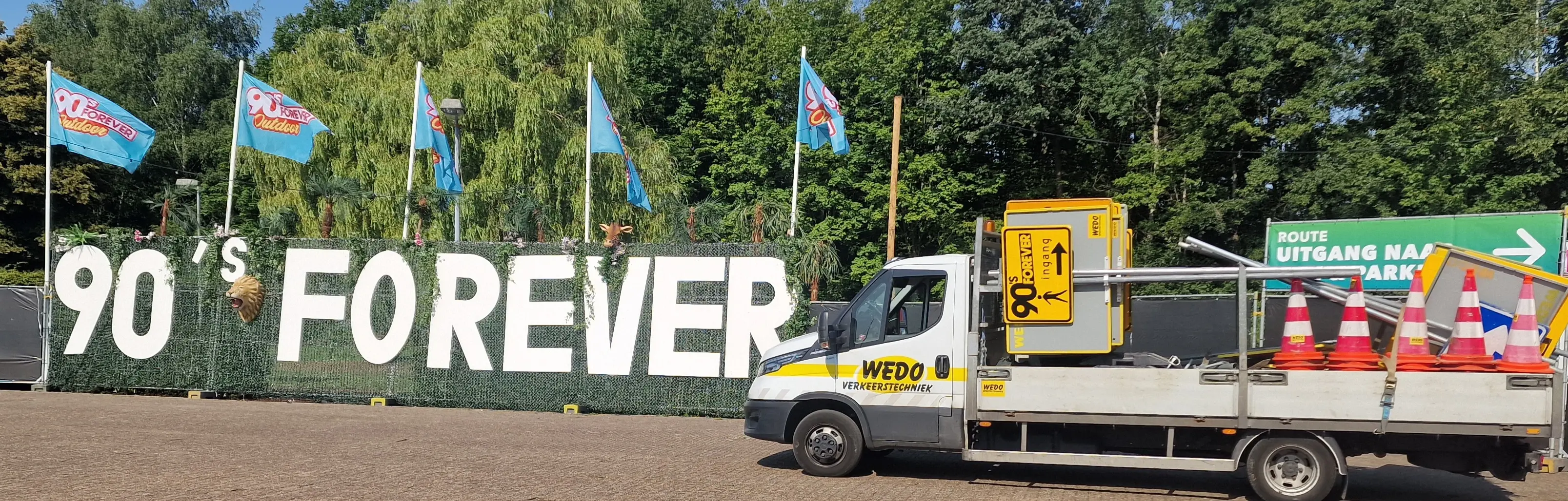 WEDO Verkeerstechniek bedrijfswagen met verkeersborden op locatie
